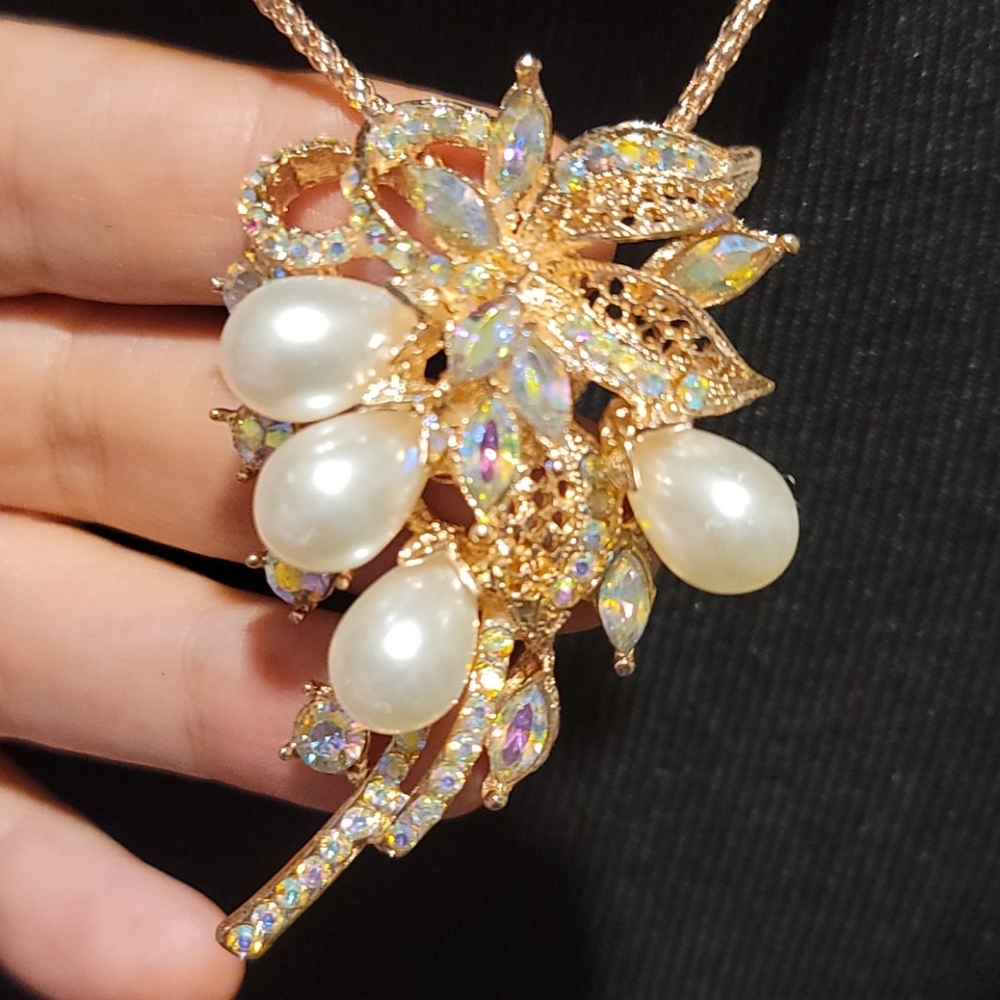 NWT Crystal & Pearl Necklace by Betsey Johnson
